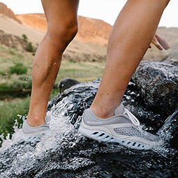 Плавательная обувь: для чего нужны аквасоки?