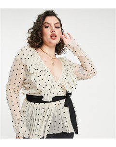 Кремовая блузка в горошек с оборками и черным контрастным поясом Lace & beads plus