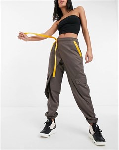 Серые брюки в утилитарном стиле с золотистыми ремешками Jordan