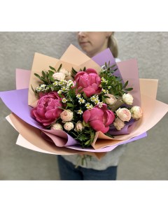 Авторский букет из свежих пионов и кустовых роз в букете Окцветок