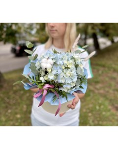 Букет из свежих цветов в коробке с голубой гортензией Окцветок