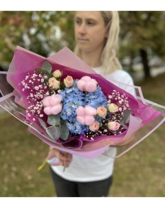 Букет из свежих цветов голубой гортензией кустовыми розами и хлопком Окцветок