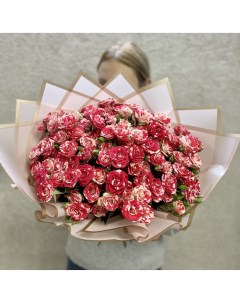Огненная кустовая роза в букете живые красные розы 25шт Окцветок