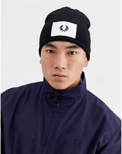 Черная шапка бини с фирменной нашивкой Fred perry